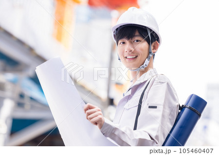 ビジネス 建設現場で働く作業服姿の男性 ビジネス 建設現場で働く作業服姿の男性 105460407