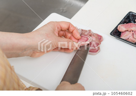 【焼き鳥豚タンの下処理をする主婦　包丁有】 105460602