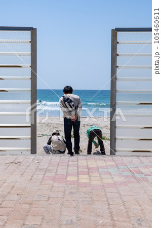 ビーチで砂遊びをする親子 島根県浜田市国府海水浴場 ビーチで砂遊びをする親子 島根県浜田市国府海水浴場 105460611