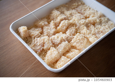 平目フライの仕込み 平目フライの仕込み 105460903