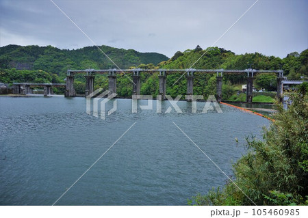 夜明ダムの堤体とダム湖 夜明ダムの堤体とダム湖 105460985