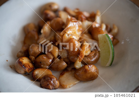 キノコと平目のバターソテー 105461021