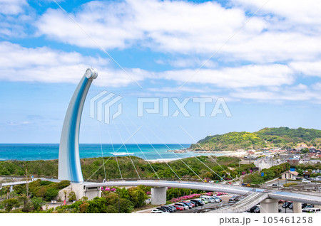 横断歩道橋のはっしータワーと日本海の見える風景　島根県浜田市 105461258