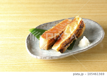 鮭、サーモン、焼き魚、ハラス 105461369