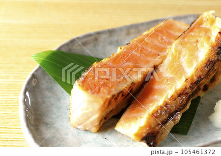鮭、サーモン、焼き魚、ハラス 105461372