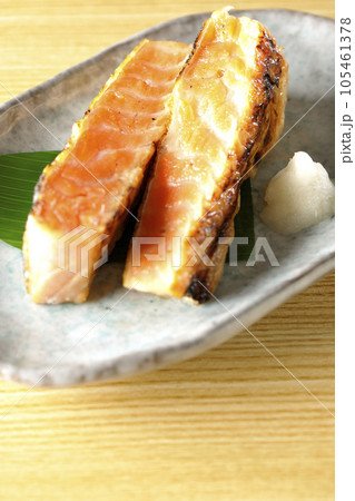 鮭、サーモン、焼き魚、ハラス 105461378