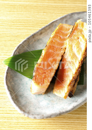 鮭、サーモン、焼き魚、ハラス、俯瞰撮影 105461393
