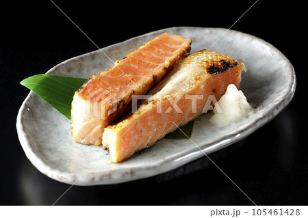 鮭、サーモン、焼き魚、ハラス、黒背景 鮭、サーモン、焼き魚、ハラス、黒背景 105461428