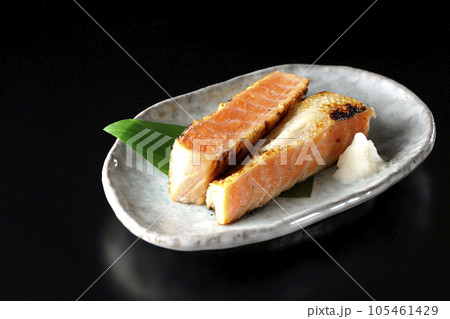 鮭、サーモン、焼き魚、ハラス、黒背景 鮭、サーモン、焼き魚、ハラス、黒背景 105461429