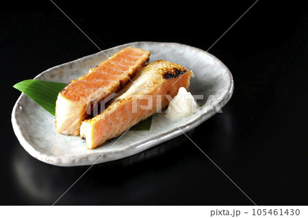 鮭、サーモン、焼き魚、ハラス、黒背景 105461430
