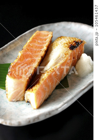 鮭、サーモン、焼き魚、ハラス、黒背景 鮭、サーモン、焼き魚、ハラス、黒背景 105461437
