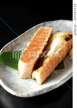鮭、サーモン、焼き魚、ハラス、黒背景 鮭、サーモン、焼き魚、ハラス、黒背景 105461438