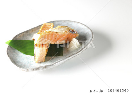 鮭、サーモン、焼き魚、ハラス、白背景 鮭、サーモン、焼き魚、ハラス、白背景 105461549