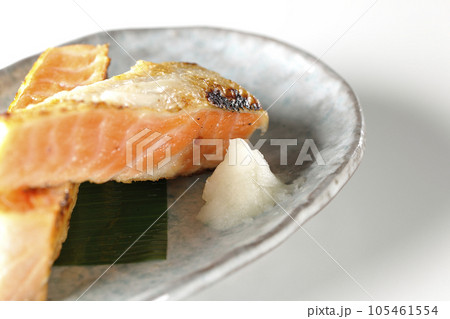 鮭、サーモン、焼き魚、ハラス、白背景 鮭、サーモン、焼き魚、ハラス、白背景 105461554