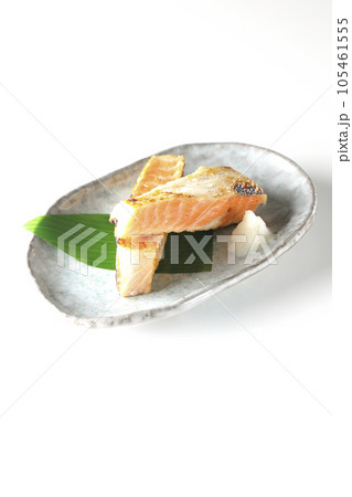 鮭、サーモン、焼き魚、ハラス、白背景 105461555