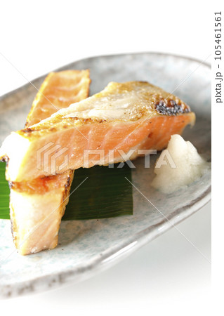 鮭、サーモン、焼き魚、ハラス、白背景 鮭、サーモン、焼き魚、ハラス、白背景 105461561