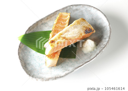 鮭、サーモン、焼き魚、ハラス、白背景、俯瞰撮影 105461614