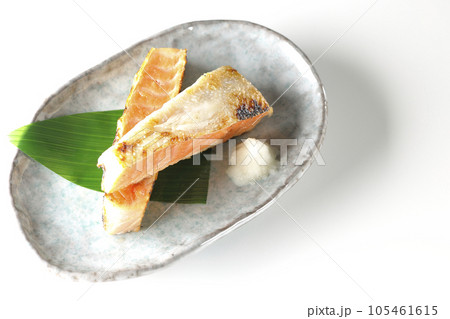 鮭、サーモン、焼き魚、ハラス、白背景、俯瞰撮影 鮭、サーモン、焼き魚、ハラス、白背景、俯瞰撮影 105461615