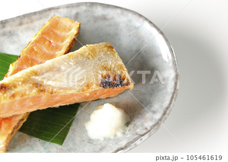 鮭、サーモン、焼き魚、ハラス、白背景、俯瞰撮影 105461619
