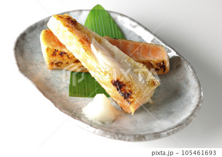 鮭、サーモン、焼き魚、ハラス、白背景 鮭、サーモン、焼き魚、ハラス、白背景 105461693