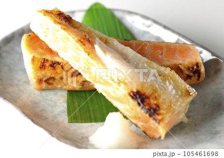 鮭、サーモン、焼き魚、ハラス、白背景 105461698