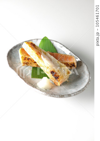 鮭、サーモン、焼き魚、ハラス、白背景 鮭、サーモン、焼き魚、ハラス、白背景 105461701