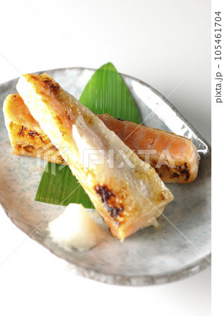 鮭、サーモン、焼き魚、ハラス、白背景 105461704