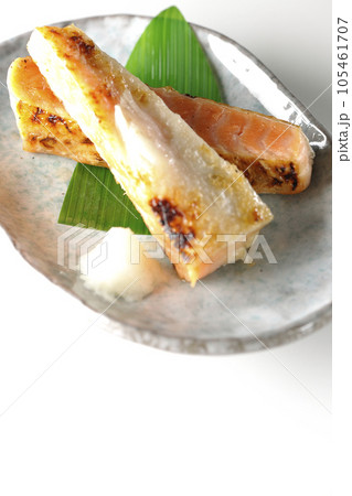 鮭、サーモン、焼き魚、ハラス、白背景 105461707