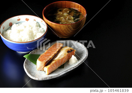 鮭、サーモン、焼き魚、ハラス、焼き鮭定食 105461839
