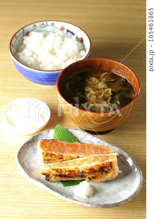 鮭、サーモン、焼き魚、ハラス、焼き鮭定食 105461865