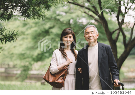 旅行する仲良し夫婦 105463044