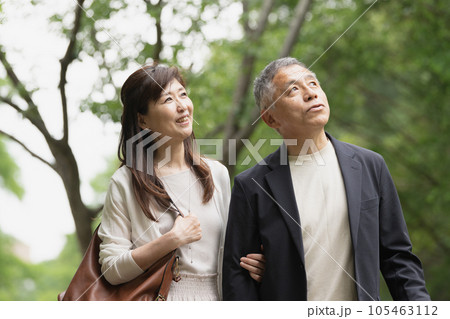 散歩する仲良し夫婦 105463112