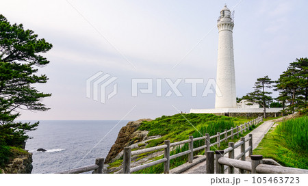 日本海に突き出た出雲日御碕灯台(島根県出雲市) 日本海に突き出た出雲日御碕灯台(島根県出雲市) 105463723