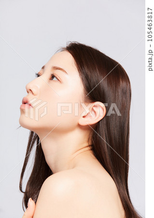 若い日本人女性のファッションポートレート 105463817