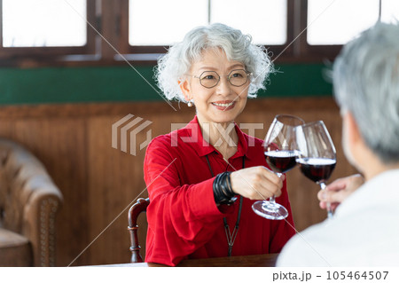 ワインを飲むシニア夫婦 105464507