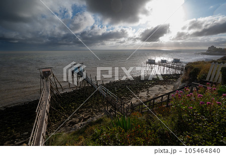 Traditional fisherman's wooden hut at the bottom of the limestone cliff in the estuary of Gironde 105464840