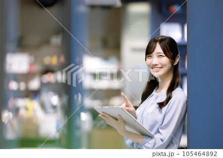 若い女性　ビジネスイメージ　撮影協力：Creadisce（丸善雄松堂株式会社） 105464892