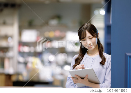 若い女性 ビジネスイメージ 撮影協力:Creadisce(丸善雄松堂株式会社) 若い女性 ビジネスイメージ 撮影協力:Creadisce(丸善雄松堂株式会社) 105464893