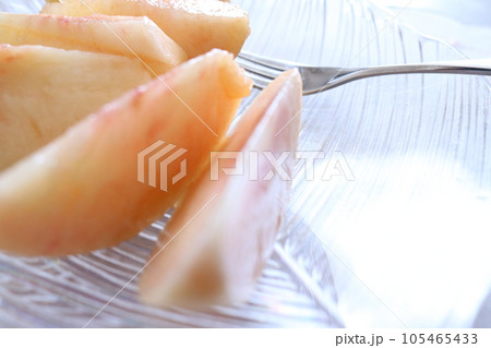 ガラスの器に盛られたカットした桃　7 105465433