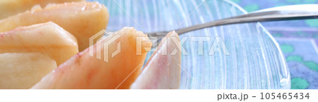 ガラスの器に盛られたカットした桃　8 105465434