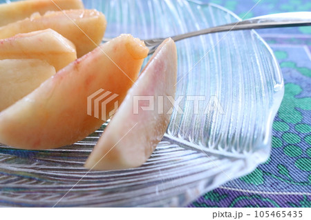 ガラスの器に盛られたカットした桃　9 105465435