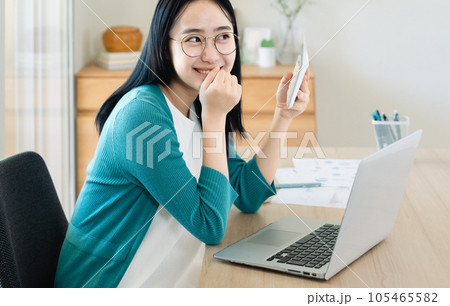 パソコンと電卓で計算する若い女性 パソコンと電卓で計算する若い女性 105465582