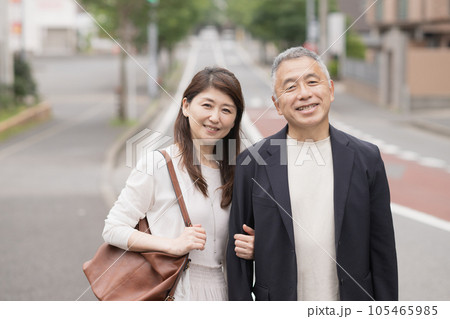笑顔で寄り添う夫婦 笑顔で寄り添う夫婦 105465985