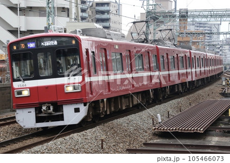 羽田空港へ向かう京急1500形 105466073