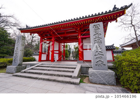 東大門　四国霊場第84番札所「屋島寺」 105466196
