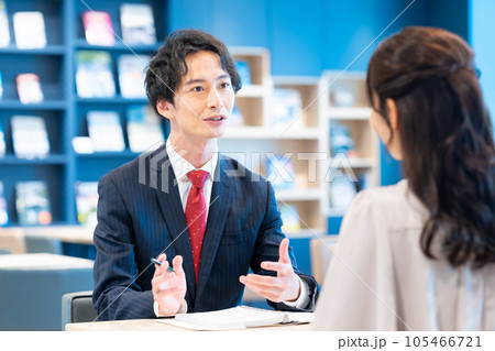 若い女性に営業するビジネスマン　撮影協力：Creadisce（丸善雄松堂株式会社） 105466721