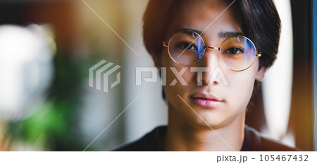 メガネをしたかっこいい男性ポートレート メガネをしたかっこいい男性ポートレート 105467432