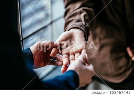 手相　相手の手のひらを見る　運命. 105467448