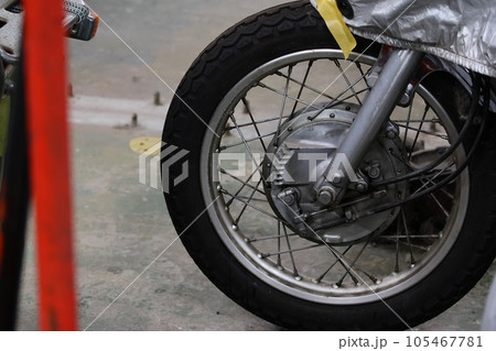 バイクのフロントタイヤ 105467781