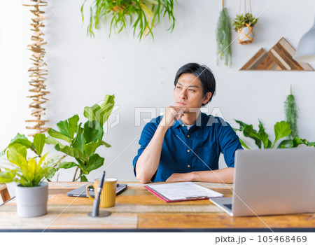 ボタニカルな書斎にいる男性 105468469